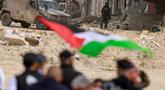 Warga Palestina berunjuk rasa setelah tentara Israel memblokir pintu masuk kamp pengungsi Palestina Nur Shams di Tepi Barat yang diduduki pada Senin 9 Februari 2026. Warga Palestina yang mengungsi menuntut diizinkan kembali ke rumah yang mereka tinggalkan pada tahun lalu selama operasi militer Israel berlangsung. (Jaafar ASHTIYEH/AFP)