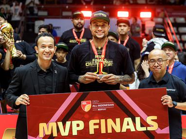 Pemain Pelita Jaya, Brandon Jawato meraih penghargaan pemain terbaik atau MVP pada gim ketiga final IBL All Indonesia 2024 melawan Satria Muda yang berlangsung di Hall Basket, Senayan, Jakarta, Sabtu (07/10/2024). (Bola.com/Bagaskara Lazuardi)