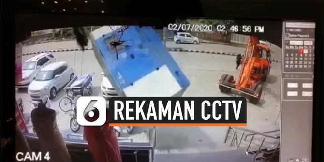 VIDEO: Rekaman CCTV Genset Terjatuh dan Nyaris Timpa Pejalan Kaki