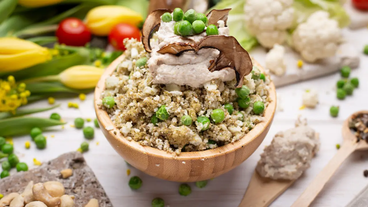Cara Membuat Freekeh Bowl yang Lezat, Lengkap dengan Sayur Panggang dan Saus Tahini