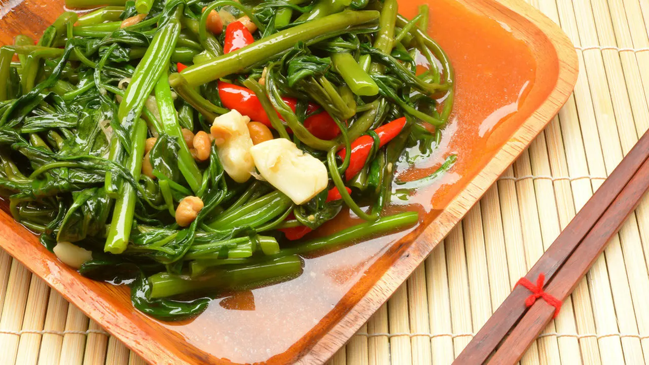 Tumis kangkung (mayura-benjarattanapakee/Shutterstock)