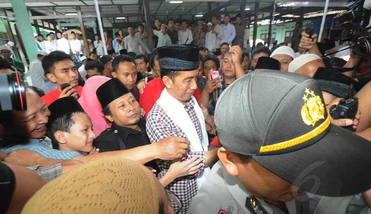 Kedatangan Joko Widodo disambut dengan ribuan santri Al-Muayyad. (Liputan6.com/Herman Zakharia)