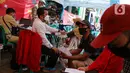 Suasana program vaksin COVID-19 di Pasar Gang Kancil, Taman Sari, Jakarta Barat, Senin (2/8/2021). Gubernur Anies Baswedan mengatakan pemprov DKI telah memenuhi target Presiden Joko Widodo untuk menyalurkan vaksinasi Covid-19 dosis pertama kepada 7,5 juta orang. (Liputan6.com/Faizal Fanani)