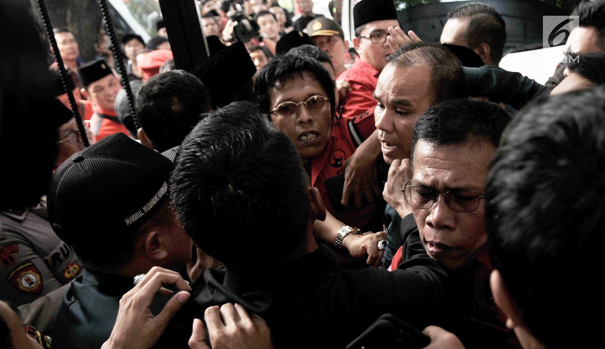 Kader PDIP Adian Napitupulu, Masinton Pasaribu bersama massa PDIP terlibat saling dorong dengan petugas keamanan saat hendak masuk ke Gedung KPU, Jakarta, Selasa (17/7). (Merdeka.com/ Iqbal S. Nugroho)