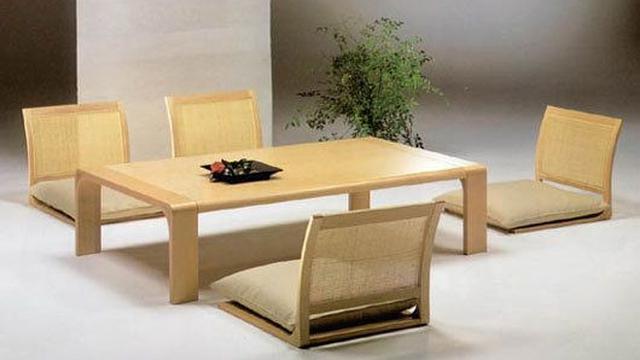 Ruang Makan Lesehan Kombinasi Kayu dan Rotan