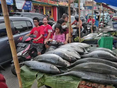 Pembeli memilih ikan bandeng yang di jual di Rawa Belong, Jakarta, Jumat (20/1/2023). Penjual bandeng musiman ini menjual daganganya jelang perayaan Imlek yang dijual dengan harga mulai dari Rp. 50.000 hingga Rp. 90.000 per kilonya. (Liputan6.com/Angga Yuniar)