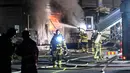 Sebuah tempat pengungsi di Fagersjo terbakar, Stockholm, Swedia pada Minggu (16/10) malam. Petugas pemadam kebakaran berusaha memadamkan api yang berkobar dari dalam gedung. (REUTERS/TT News Agency / Johan Nilsson)