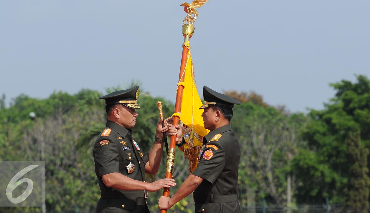 Jenderal TNI Moeldoko(kanan) menyerahkan panji kepada Jenderal TNI Gatot Nurmantyo saat Serah Terima Jabatan Panglima TNI di Mabes TNI Jakarta, (14/7/2015). Gatot resmi dilantik sebagai Panglima TNI pada8 Juni lalu. (Liputan6.com/Helmi Fithriansyah)