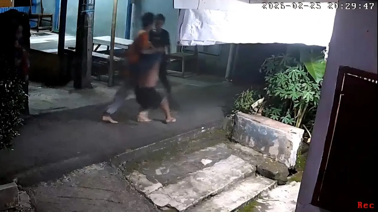 Tangkapan layar CCTV yang sempat merekam penganiaan anak dibawah umur usai kalah lomba balap lari di wilayah Curug, Cimanggis, Depok (Istimewa)