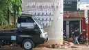 Sebuah mobil parkir dekat alat peraga kampanye calon legislatif yang menempel di sepanjang tiang penyangga Jalan Tol Desari, Jakarta, Kamis (25/4). Meskipun Pemilu serentak telah selesai, namun masih banyak APK di sejumlah sudut Ibu Kota dan menjadi sampah visual. (Liputan6.com/Immanuel Antonius)