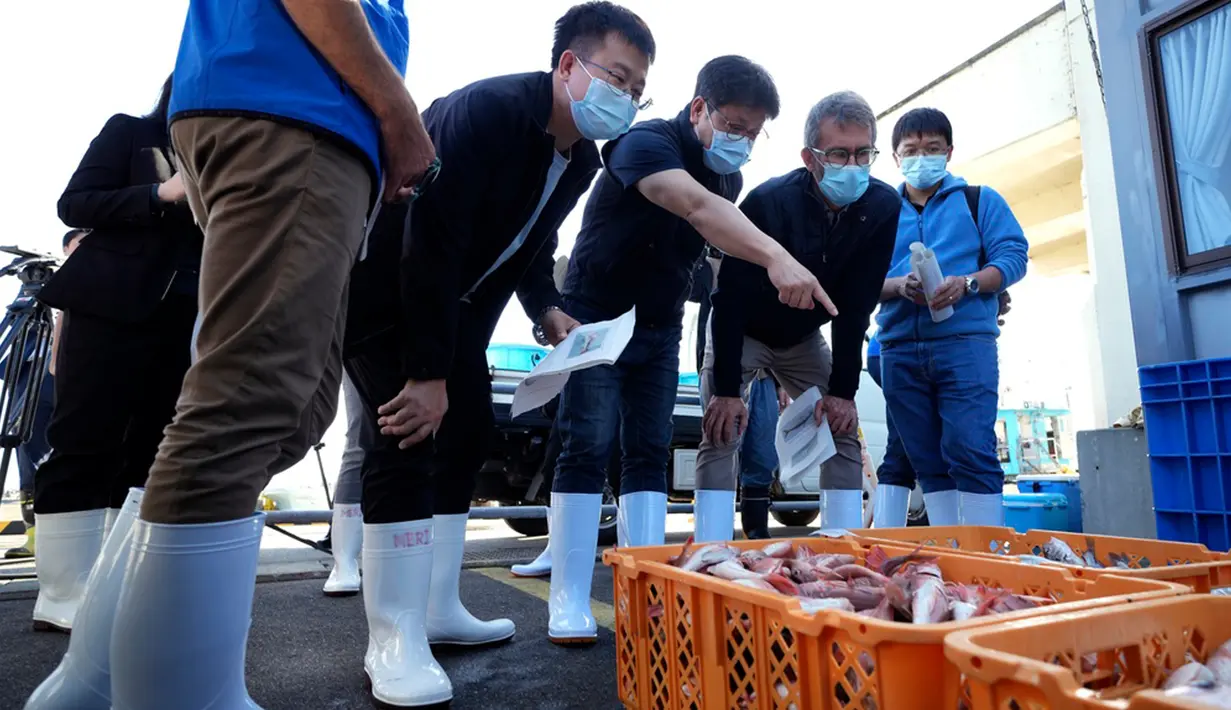 Sampel-sampel itu akan dikirim ke laboratorium di negara asal para anggota tim untuk mendapat tinjauan independen, dan IAEA akan mengevaluasi serta mempublikasikan hasilnya. (AP Photo/Eugene Hoshiko, Pool)