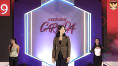 Pemain Timnas Wanita Indonesia, Shalika Aurelia Viandrisa berjalan di atas panggung saat PSSI Partner Summit yang berlangsung di Hotel JW Marriot, Jakarta, Rabu (27/09/2023). (Bola.com/Bagaskara Lazuardi)