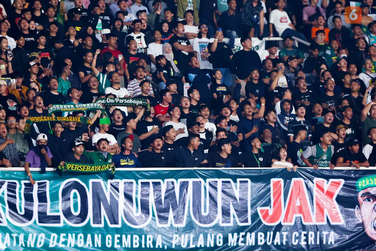 Foto: Momen Cak Tessy Pimpin Bonek Guncang SUGBK, Pemandangan Indah Suporter Liga Indonesia