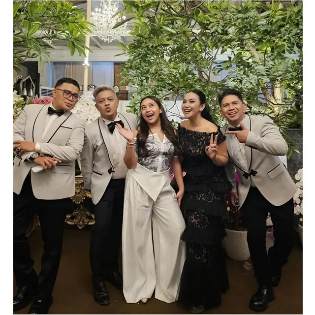 6 Detail Outfit Couple Mayangsari dan Khirani di Anniversary Pernikahan ke-25