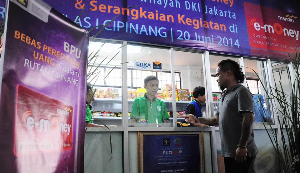 Seorang napi di Rutan Cipinang saat bertransaksi menggunakan e-money di minimarket yang ada, Jakarta, Jumat (20/6/14). (Liputan6.com/Faizal Fanani)