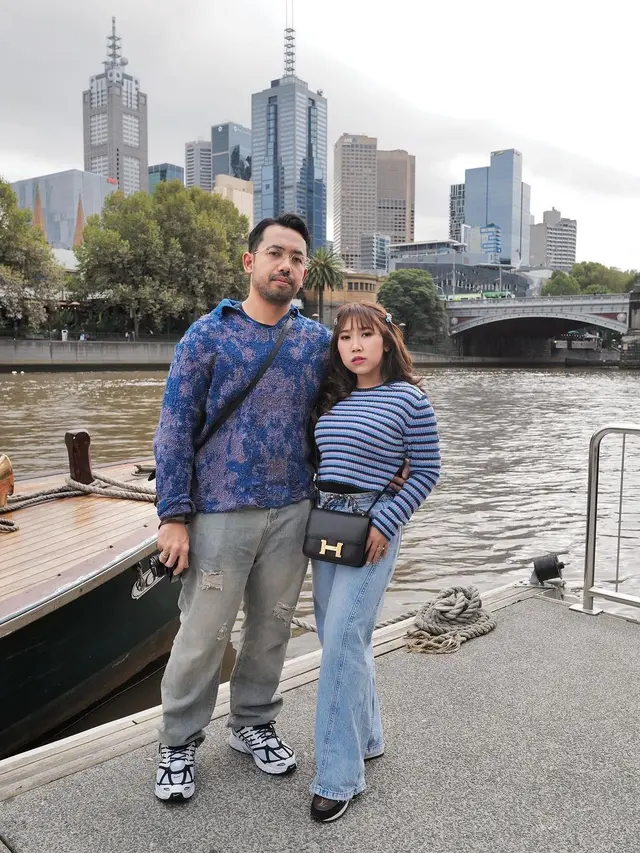 7 Potret Kiky Saputri dan Suami Liburan di Australia, Mesra Banget