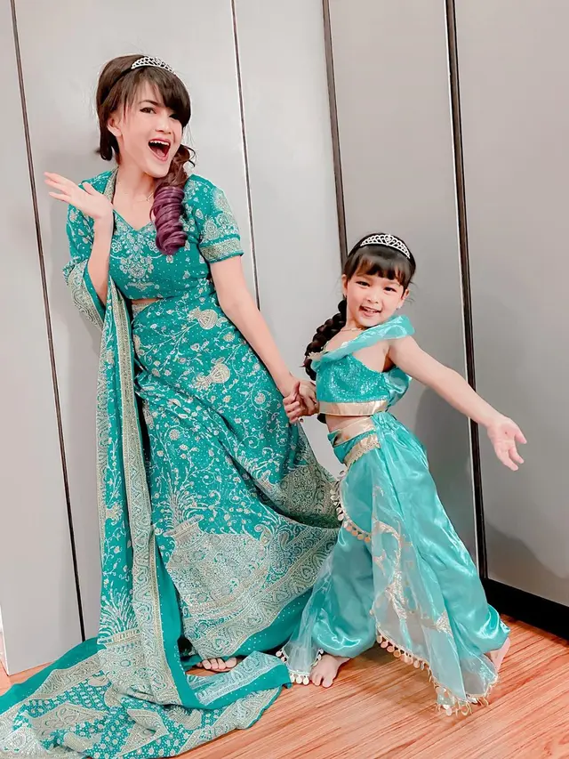 Jadi Hot Mama, Ini 7 Potret Tania Putri De' Rainbow dengan Anaknya