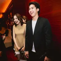 Sejak dikabarkan sudah menjalin hubungan asmara saat El Rumi gandeng Syifa Hadju di resepsi pernikahan Aaliyah, muncul video keduanya tengah menonton konser Dewa 19. Pada momen itu, El juga sudah memperkenalkan Syifa kepada Ahmad Dhani dan Mulan Jameela ketika berada di belakang panggung. (Liputan6.com/IG/@elelrumi)