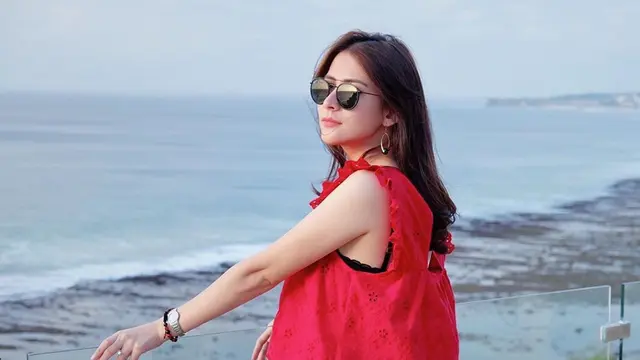 Gaya Rina Diana saat Liburan di Pantai, Lepas Penat