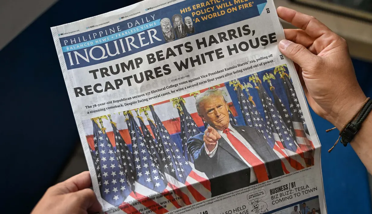 Sebuah foto menunjukkan halaman depan sebuah surat kabar di Manila, Filipina pada tanggal 7 November 2024 yang menunjukkan berita utama tentang terpilihnya kembali Donald Trump sebagai Presiden Amerika Serikat. (JAM STA ROSA/AFP)