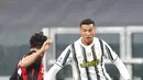 Pemain Juventus Cristiano Ronaldo (kanan) menggiring bola menghadapi pemain AC Milan Davide Calabria pada pertandingan Liga  Italia di Allianz Stadium, Turin, Italia, Minggu (9/5/2021). Juventus kalah 0-3 dan tergusur dari empat besar klasemen. (Tano Pecoraro/LaPresse via AP)