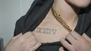 Dibuat pada Januari 2013, di dada sebelah kanan Justin Bieber terdapat tato angka Romawi  bertuliskan ‘1975’ yang merupakan tahun kelahiran sang ibu. (Bintang/EPA)