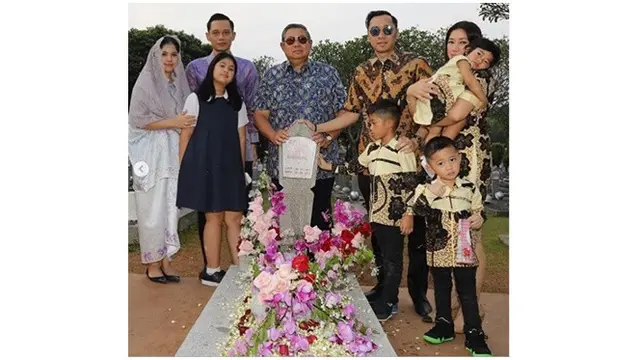 Potret SBY Saat Mengunjungi Makam Ibu Ani Ini Bikin Haru