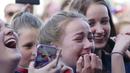 Ekspresi tangis bahagia fans Islandia menyambut kedatangan timnya usai berlaga pada Piala Eropa 2016 di Reykjavik, Islandia, (4/7/2016). (REUTERS/Geirix)