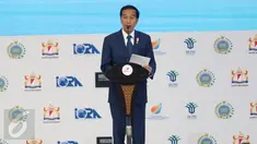Presiden Joko Widodo memberi sambutan saat membuka acara Business Summit dalam rangkaian KTT IORA 2017 di Jakarta Convention Center, Senin (6/3). KTT IORA dihadiri kepala negara dari 21 negara peserta dan 7 negara mitra wicara. (Liputan6.com/Angga Yuniar)