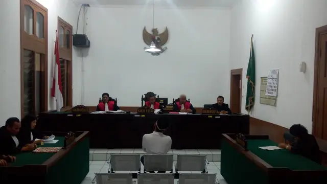 Terdakwa kasus penyerangan yang menewaskan komandan Brigade Pimpinan Pusat Persis ustaz HR Prawoto, Asep Maftuh (45)menjalani sidang perdananya di Pengadilan Negeri (PN) Kelas 1A Bandung