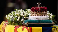 Mahkota Ratu Elizabeth II diletakkan di atas peti jenazahnya dalam upacara penghormatan di Edinburgh, Skotlandia. (dok. Jane Barlow / POOL / AFP)