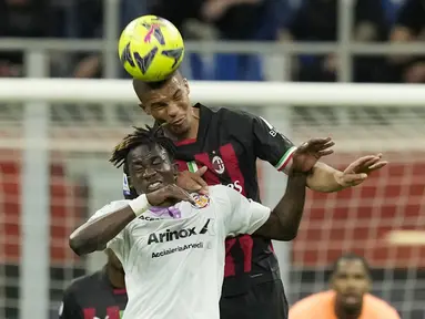 Bek AC Milan Malick Thiaw melompat untuk mengejar bola dengan penyerang Cremonese Felix Afena-Gyan pada laga pekan ke-33 Serie A 2022-2023 di San Siro, Kamis (4/5/2023). (AP Photo/Antonio Calanni)
