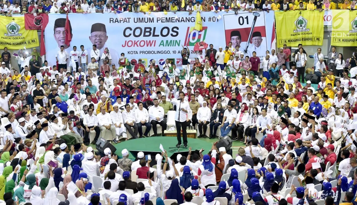 Capres nomor urut 01 Joko Widodo atau Jokowi menunjukkan kartu saat pidato politik dalam kampanye di Probolinggo, Jawa Timur, Rabu (10/4). Jokowi mengatakan yakin ada kejutan dalam Pilpres 2019 di Jawa Timur. (Liputan6.com/Pool/Media Jokowi-Amin)