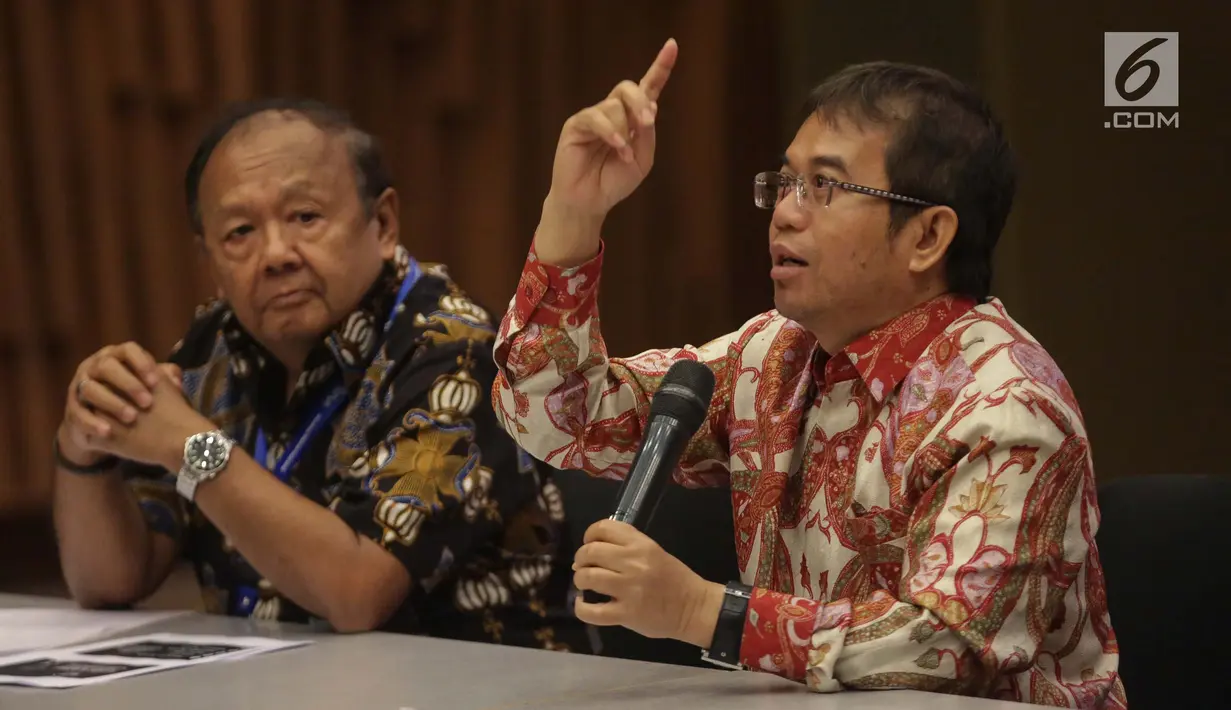 Kepala Unit Kerja Presiden untuk Pembinaan Ideologi Pancasila (UKP-PIP) Yudi Latief (kanan) memberi pemaparan dalam workshop ATVI 2018 di Gedung SCTV Tower, Jakarta, Selasa (16/1). (Liputan.com/Faizal Fanani)