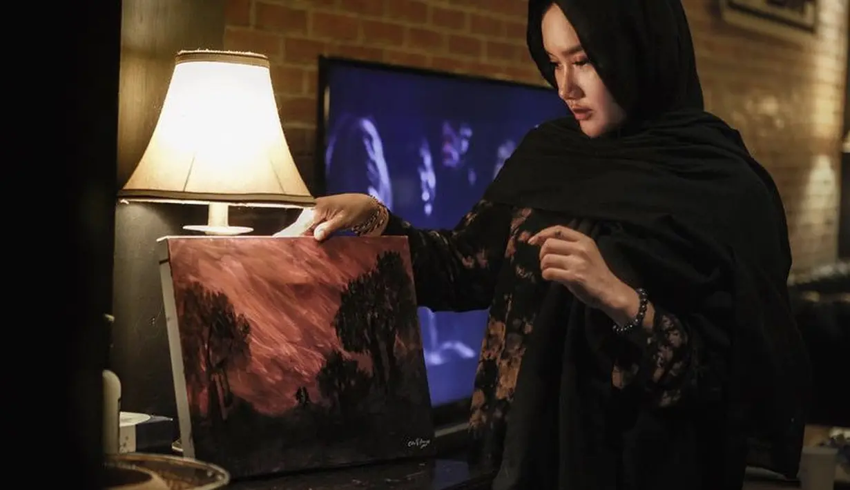 Memamerkan hasil lukisannya, Cita Citata tampil dengan pashmina hitam dengan outer salur cokelat. (@cita_citata)