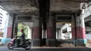 Pengendara sepeda motor melintas di bawah Jembatan Kereta Matraman, Jakarta Timur, Senin (10/1/2022). Jembatan Kereta Matraman menjadi satu dari 14 objek yang ditetapkan sebagai cagar budaya oleh Dinas Kebudayan DKI Jakarta. (merdeka.com/Iqbal S. Nugroho)