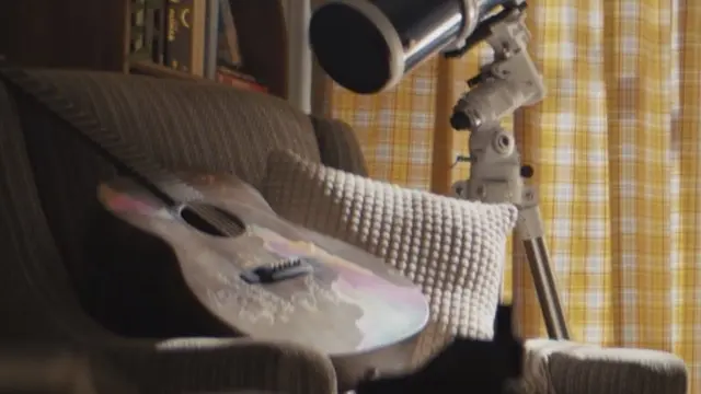 Gitar Milik Seokjin Hadiah Dari Chris Martin yang Terlihat di MV The Astronaut.