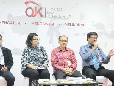 Direktur Perijinan Pengaturan dan Pengawasan Fintech OJK Hendrikus Passagi menjelaskan fintech di Indonesia, Jakarta, Rabu (12/12). OJK menyatakan hanya mengawasi p2p lending yang terdaftar yang jumlahnya mencapai 77 fintech. (Liputan6.com/Angga Yuniar)