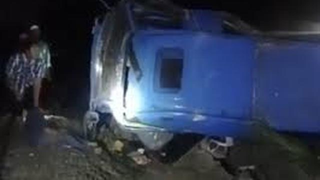 Mobil elf yang tertabrak kereta api Probowangi kondisinya ringsek (Istimewa)