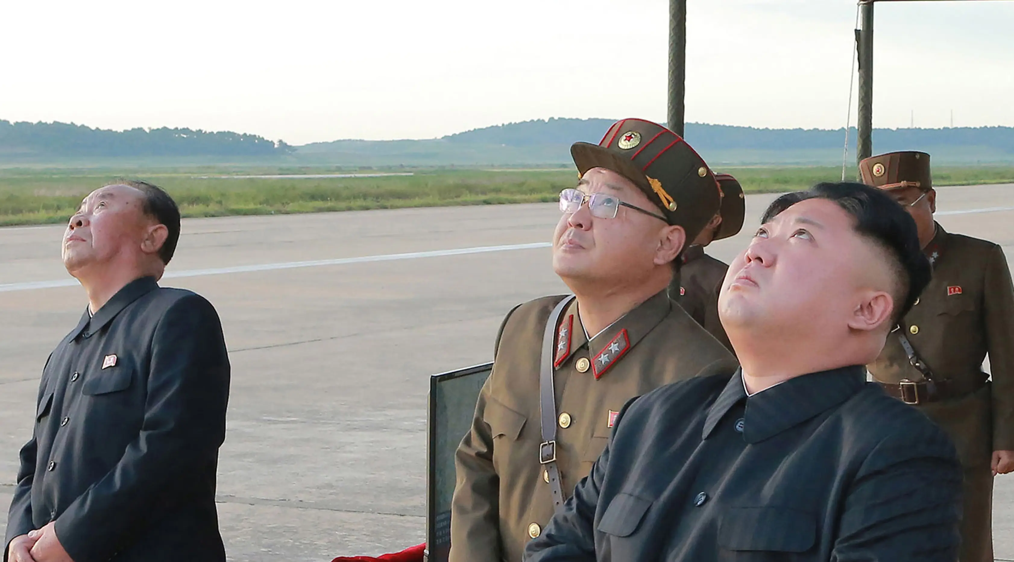 Pemimpin Korea Utara, Kim Jong-Un menyaksikan uji coba peluncuran rudal balistik Hwasong-12 di lokasi yang tidak diketahui pada foto yang dirilis Sabtu (16/9). Rudal Hwasong-12 Korut ditembakkan menerobos langit Hokkaido, Jepang (STR / KCNA VIA KNS / AFP)