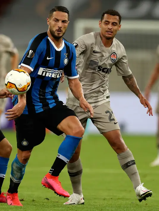 Bek Inter Milan, Danilo D'Ambrosio berebut bola dengan pemain Shakhtar Donetsk, Alan Patrick pada pertandingan semifinal Liga Europa di Dusseldorf Arena, Senin (17/8/2020). Bungkam Shakhtar Donetsk 5-0, Inter Milan tantang Sevilla di final Liga Europa musim 2019/20. (Lars Baron/Pool Photo via AP)