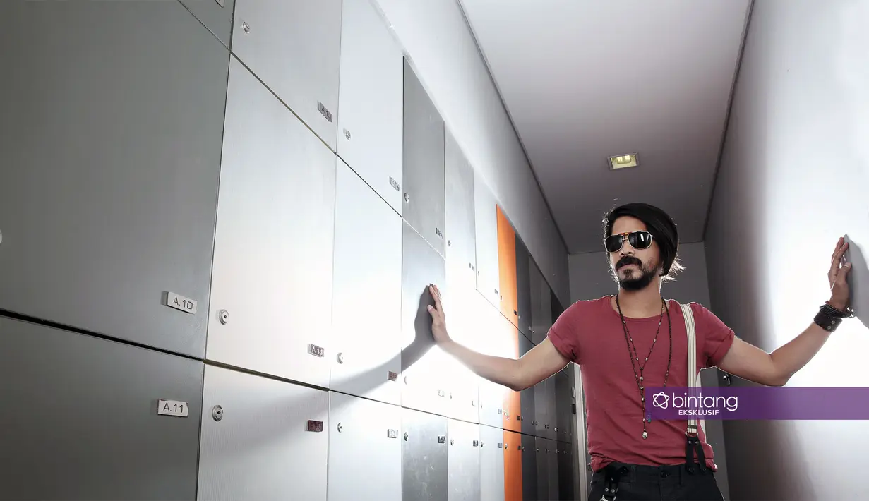 Foto dan wawancara eksklusif Bintang.com dengan Ariyo Wahab beberapa waktu lalu. Foto: Bambang E Ros, Stylist: Indah Wulansari, DI: Muhamad Iqbal Nurfajri.
