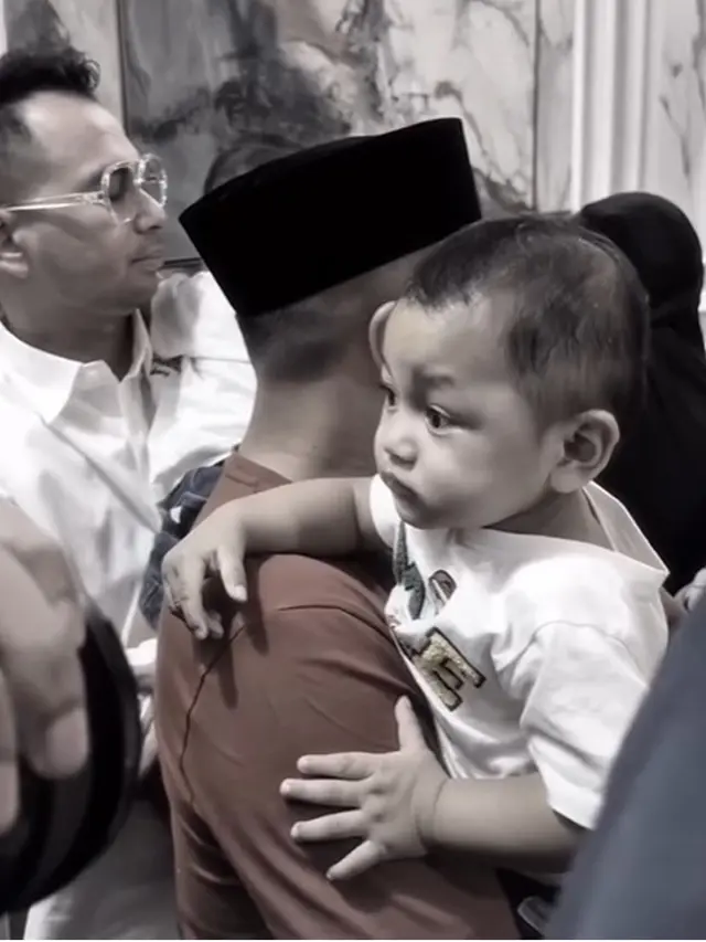 6 Momen Haru Raffi Ahmad dan Irfan Hakim Gendong Bayi Kembar Mpok Alpa di Rumah Duka