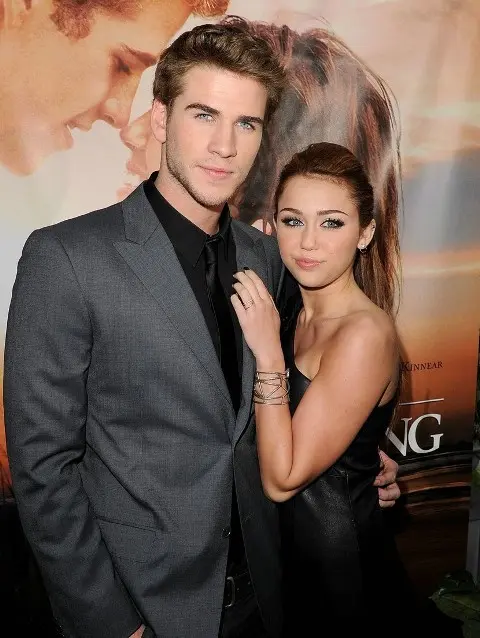 Akhir Mei lalu, Miley dan Liam resmi bertunangan