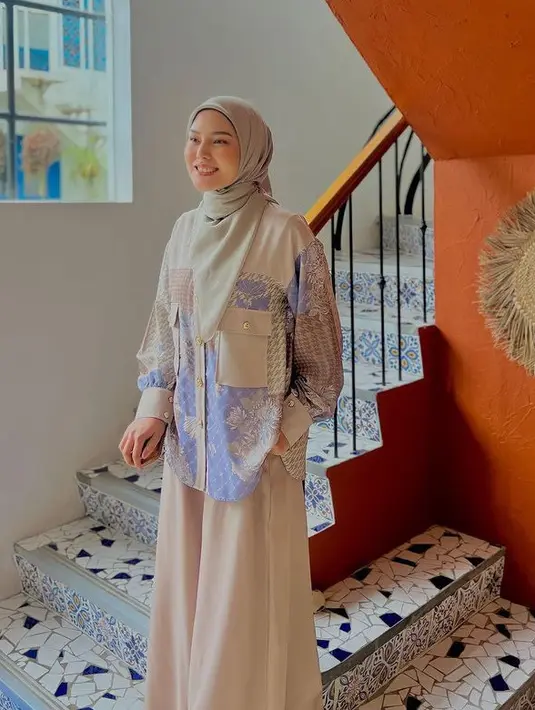 Bisa juga tampil lebih santai saat lebaran dengan atasan kemeja bermotif seperti Dara, padukan rok panjang polos serta kerudung warna beige.  [@daraarafah]