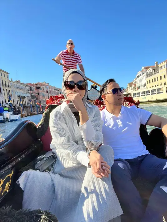 Dari Swiss yang dingin, kini Poppy berlanjut ke Venice, sebuah kota di Italia. Momen tersebut diambil bintang sinetron 'Tukang Ojek Pengkolan' itu pada 21 September 2022. Tampak, wanita 31 tahun tersebut bergandengan tangan dengan sang suami saat berada di atas gondola. (Liputan6.com/IG/@poppybungariphat)