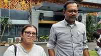 Direktur Lokataru Haris Azhar dan Koordinator Kontras Fatia Maulidiyanti menjalani pemeriksaan di Polda Metro Jaya, Selasa (1/11/2022). (Liputan6.com/ Ady Anugrahadi)