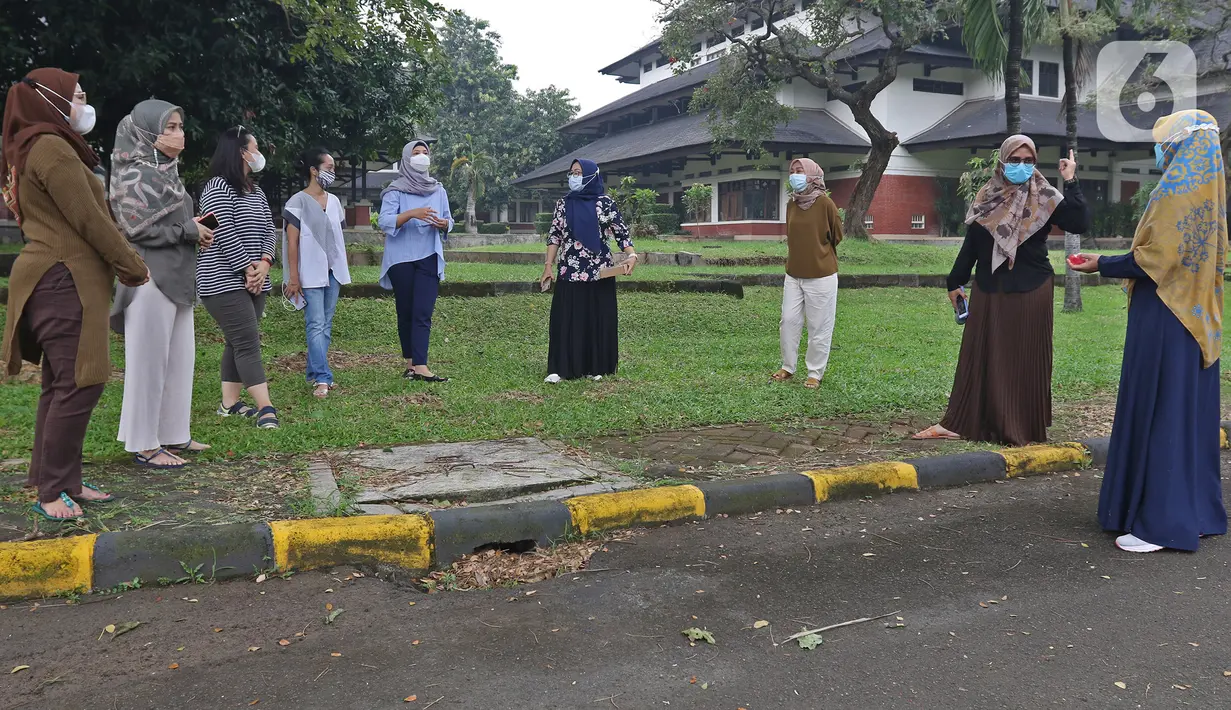 Orang tua murid sedang berbincang dengan guru saat mengikuti DRIL dengan konsep pembelajaran di ruang terbuka di Jakarta, Senin (5/4/2021). Kegiatan tersebut dilakukan guna menghidupkan semangat belajar siswa dengan tetap mengikuti protokol kesehatan secara ketat. (Liputan6.com/Herman Zakharia)