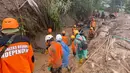 Tim SAR gabungan saat melakukan upaya pencarian dan penyelamatan korban longsor di Desa Pasirlangu, Cisarua, Kabupaten Bandung Barat, Jawa Barat, Rabu (28/1/2026). (Basarnas)