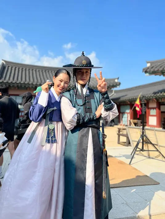 <p>Lewat Instagramnya, Honey Lee membagikan foto behind the scene bersama para pemain. "Jika kita bertemu Nauri, our worker. Terlalu sibuk berakting jadi aku tidak bisa mengambil gambar yang bagus"</p>
